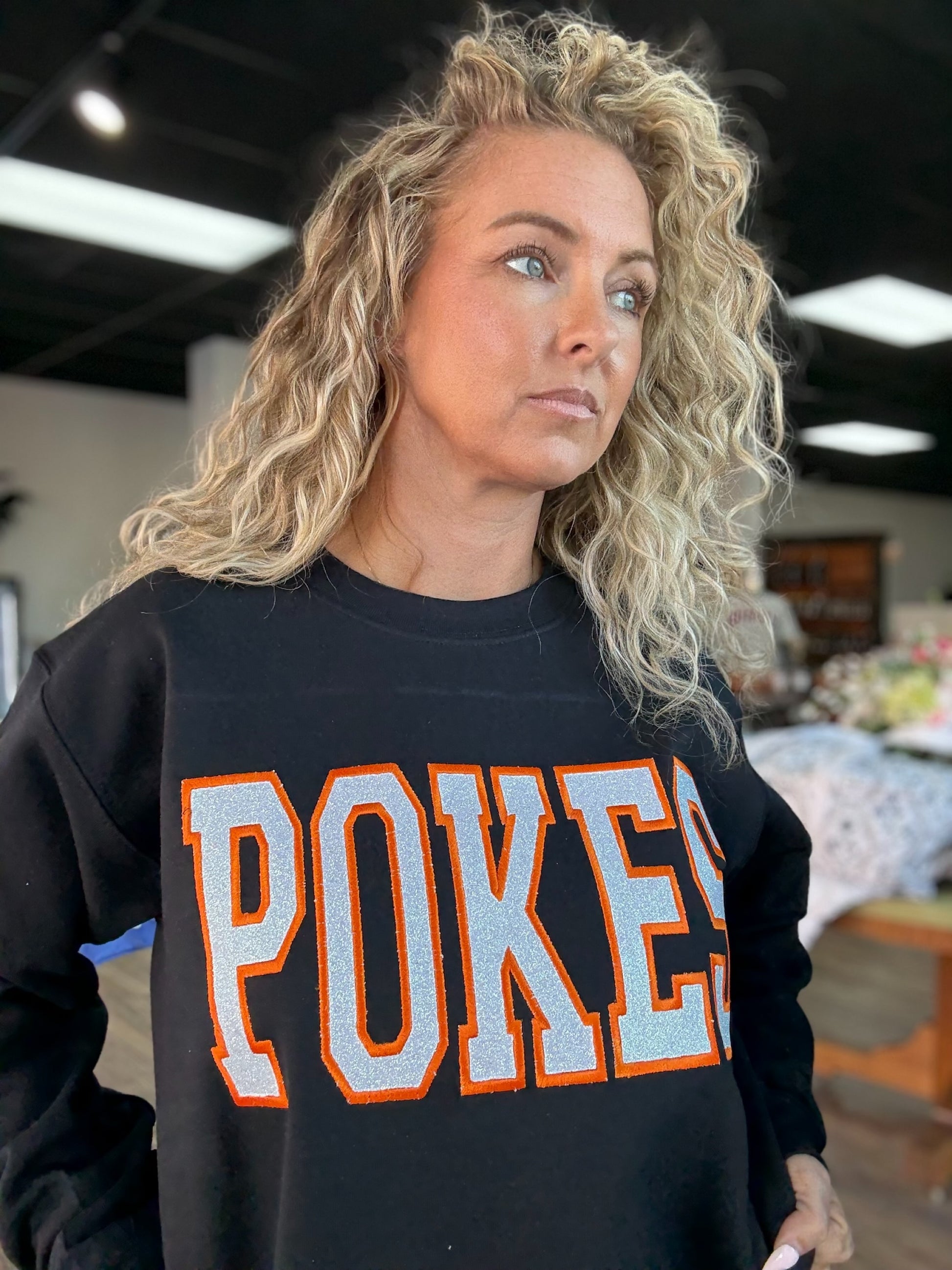 Pokes Embroidery sweat shirt